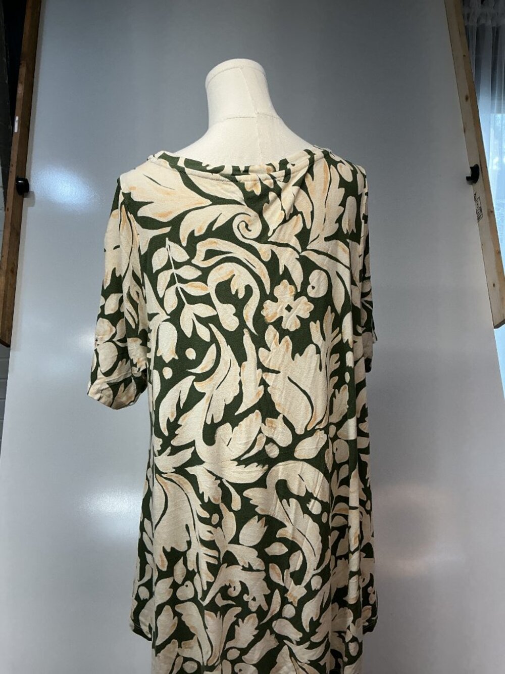 Lane Bryant 18/20 Green Cream Floral Swing Tunic Top Rayon Stretch Plus Size - Picture 3 of 16